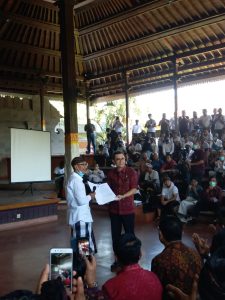 Ketua Komisi III, Adhi Ardhana (Kanan) menerima dokumen penolakan Desa Adat Intaran