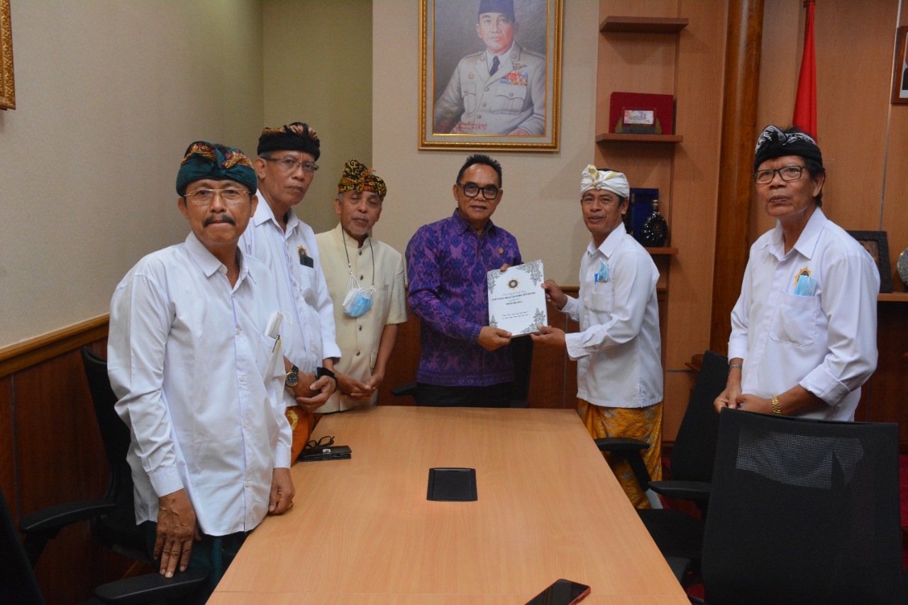Pengurus PHDI Bali Serahkan Dokumen kepada Ketua DPRD Bali, N. Adi Wiryatama