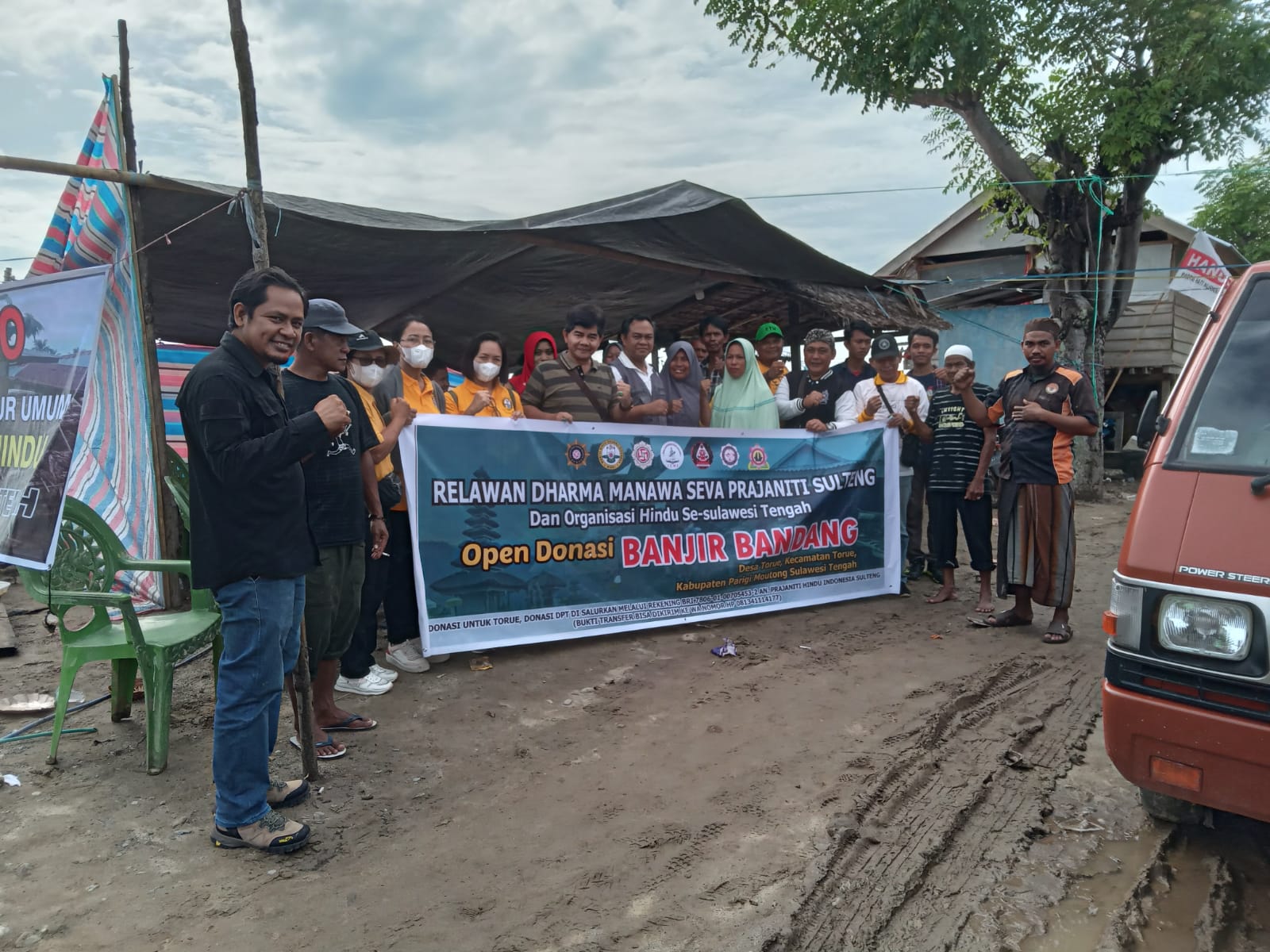 Relawan Menyerahkan Bantuan Korban Banjir Bandang di Sulawesi Tengah