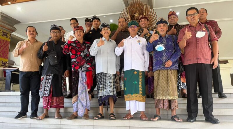 Pengurus PHDI Bali dan PHDI Kota Denpasar bersama anggota DPRD Kota Denpasar