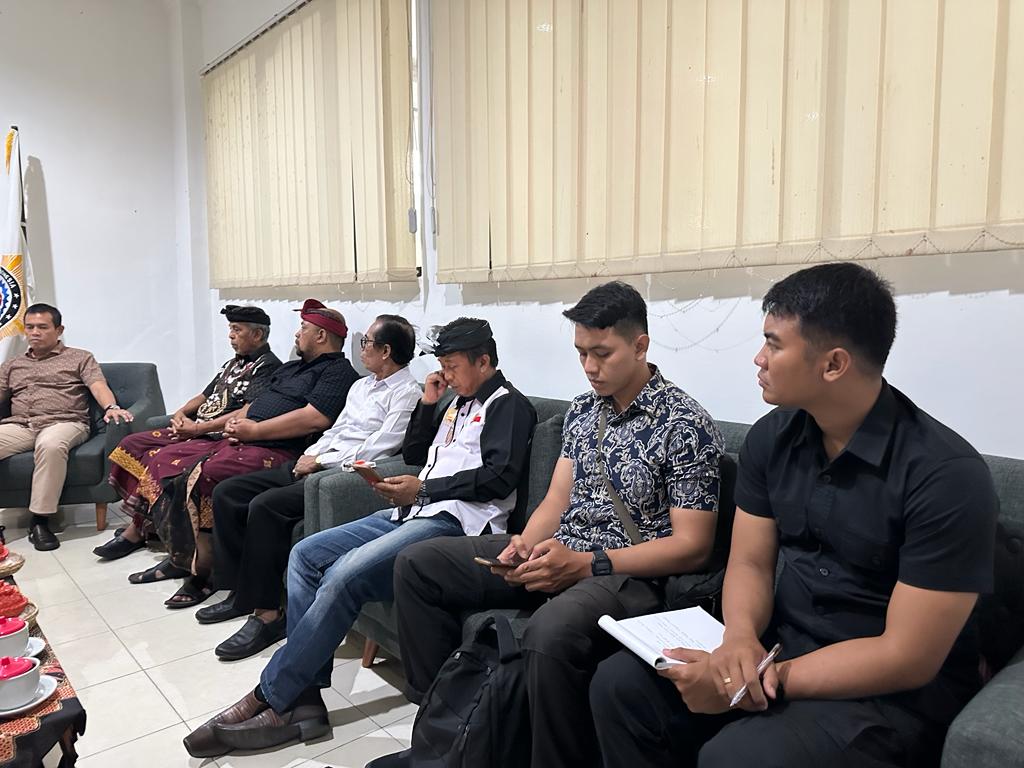 Berbaur, Para Wakil Ketyua PHDI Bali berbaur dengan anggota Densus 88 Antiteror